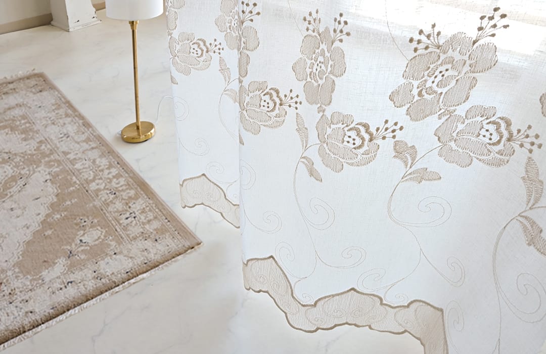 裾のスカラップとベージュゴールドの花柄刺繍が美しいレースカーテン