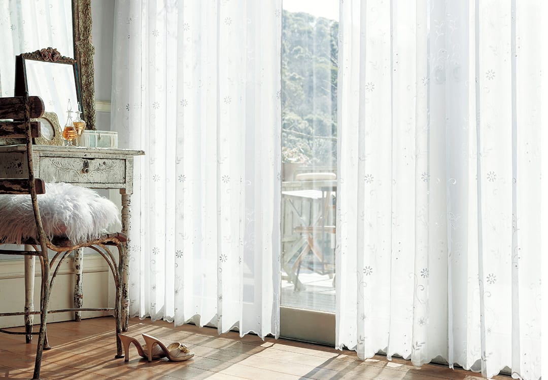 トルコレースカーテン サラノア 更紗風刺繍とスパンコール花デザイン