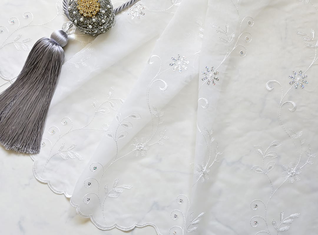 縦に流れる更紗調の総刺繍 トルコレースカーテンのデザイン