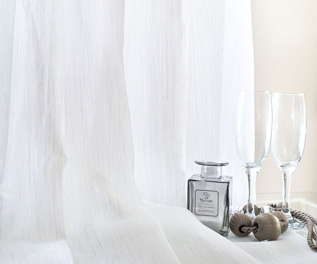 麻調素材と透け感のコントラストが美しいシームレスレースカーテン セレナード