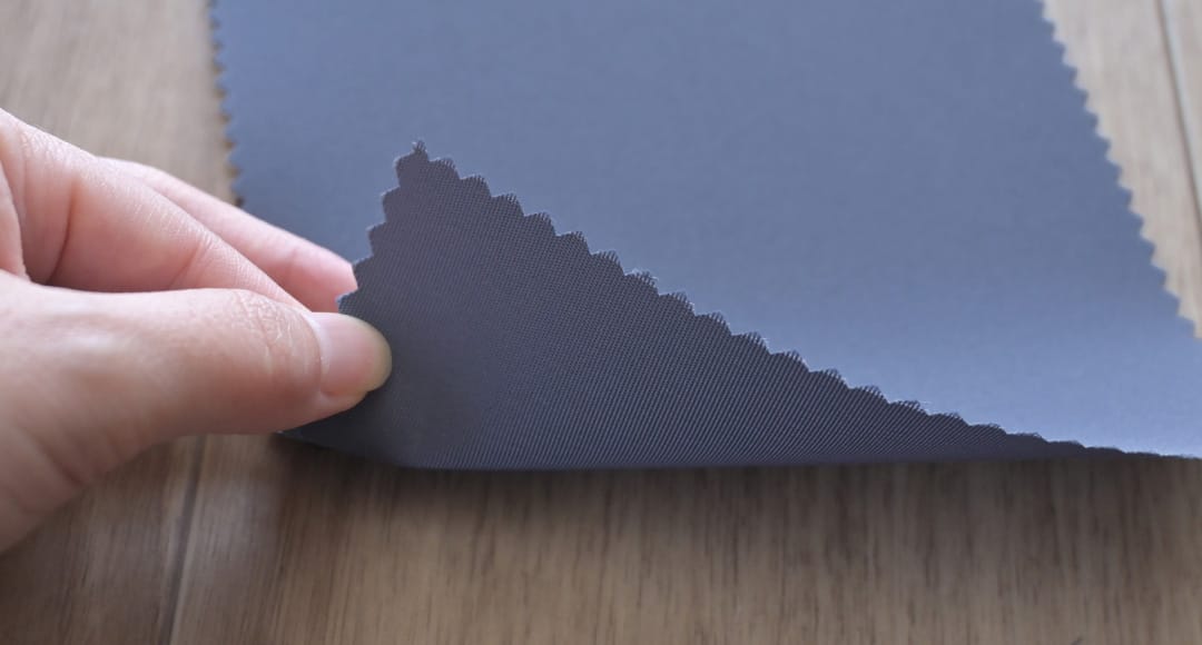 フラック バスタイプ ロールスクリーン クラウドネイビー 表裏比較