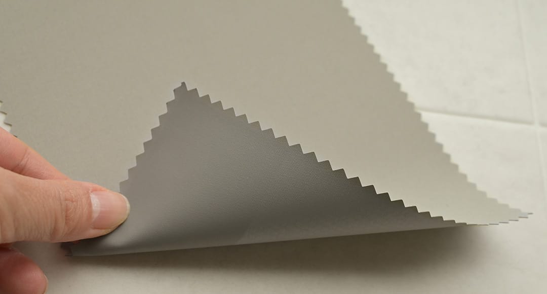 1級遮光 ロールスクリーン グランフォート アッシュベージュ 生地質感と遮光性能