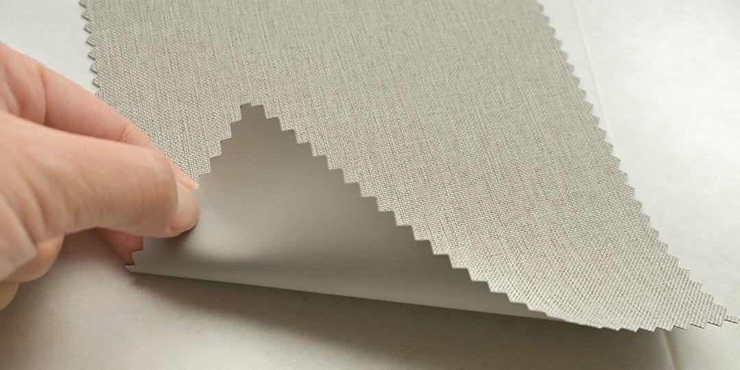 ロールスクリーン ルオム アッシュベージュ 生地の質感と遮光性能