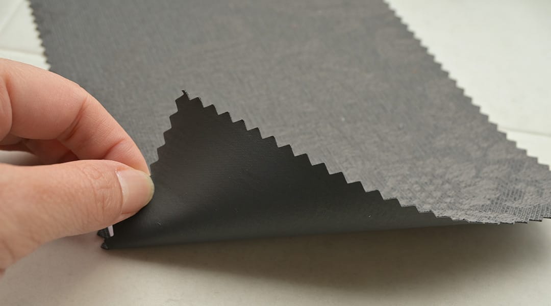 ロールスクリーン シスク 遮光1級 裏面コーティング 防炎加工 光を遮る構造