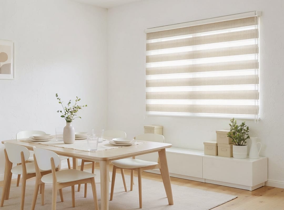 調光ロールスクリーン アイボリー リビングにおすすめ