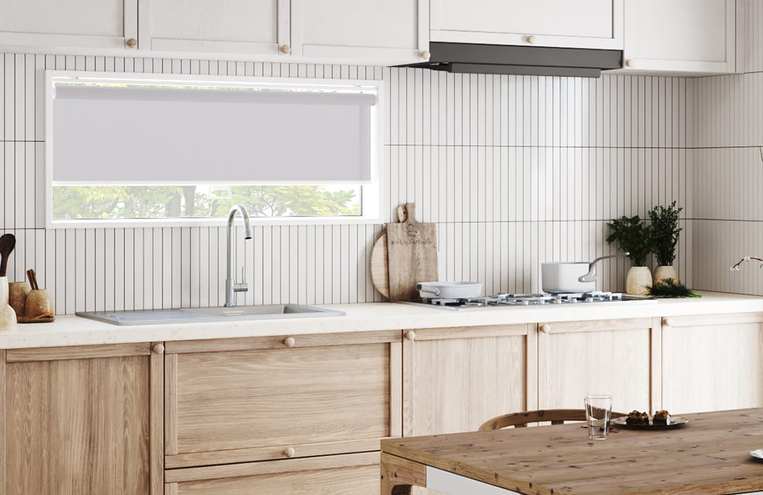 ベーシック防炎ロールスクリーンのパールグレーのキッチン小窓の取付イメージ画像