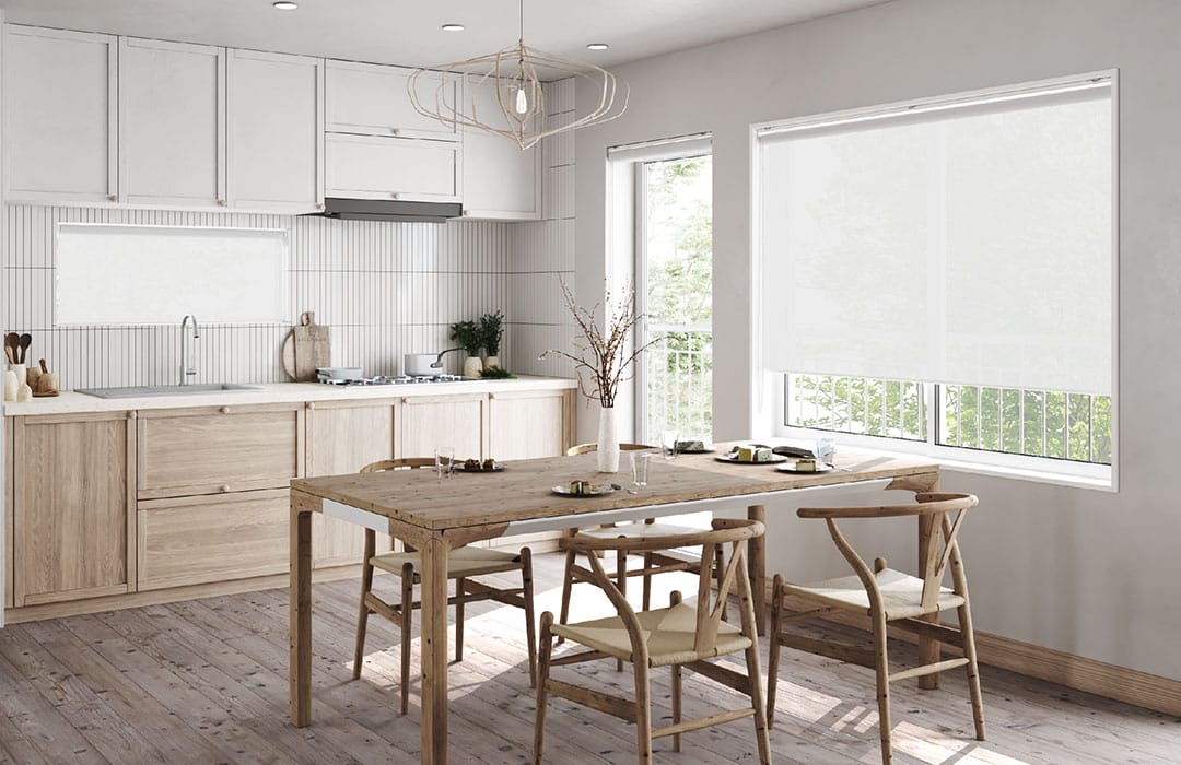 ベーシック防炎つっぱりロールスクリーンのパールグレーのキッチン小窓の取付イメージ画像