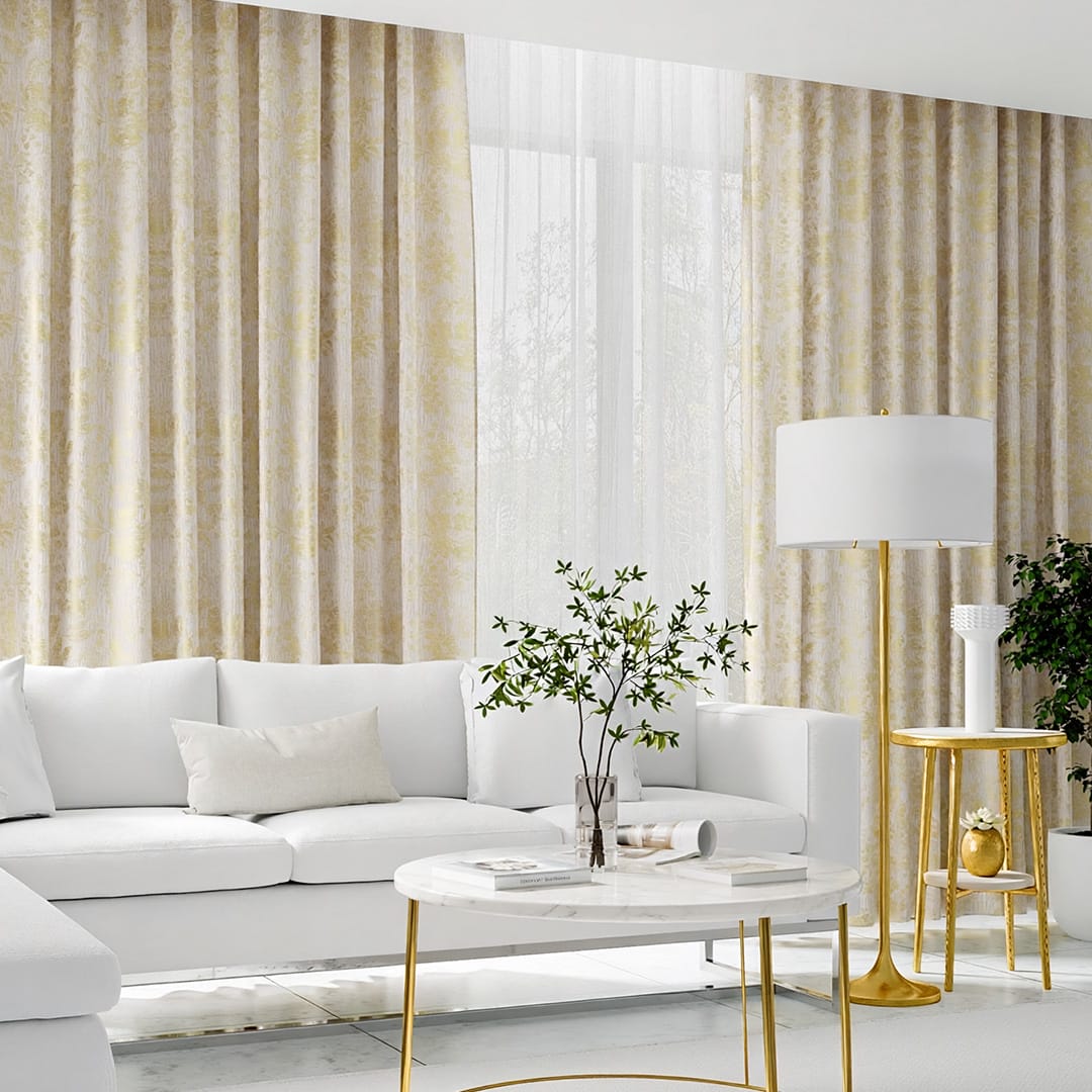 ゴールドのジャガードカーテンとレースカーテンのリビングコーディネート