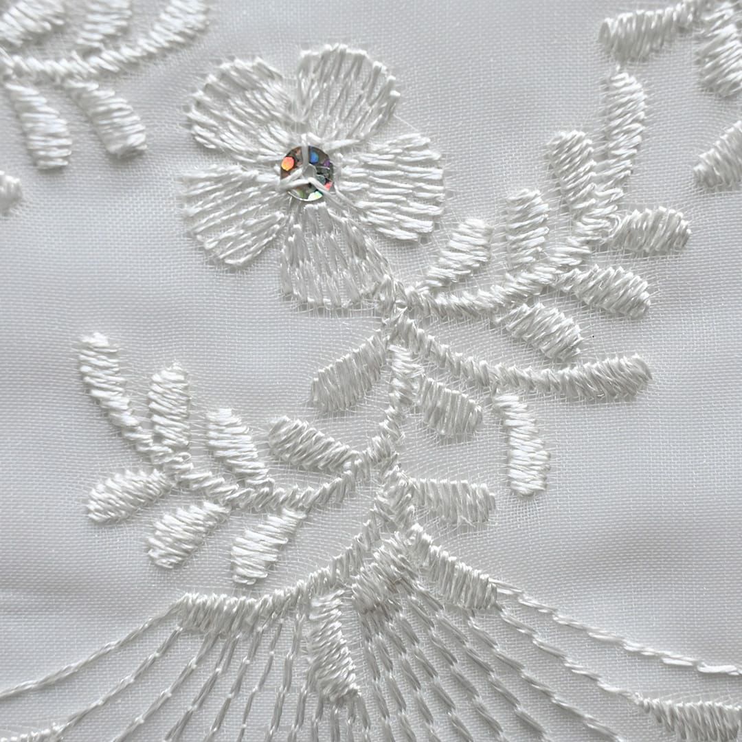 パールホワイトの華やかなトルコ刺繍カフェカーテン| カーテン通販専門