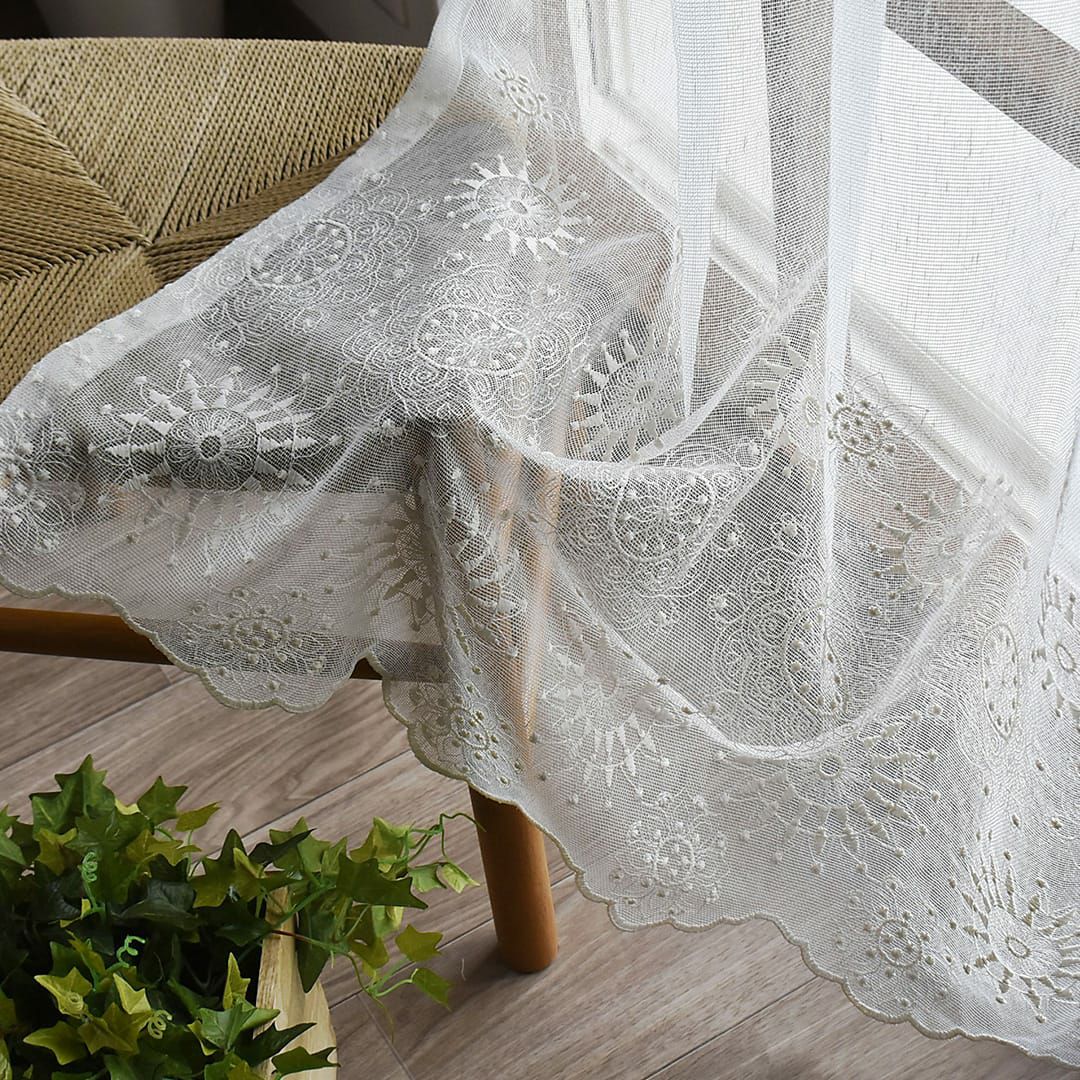 ホワイトの太陽のようなお花がかわいいシームレスカフェカーテン