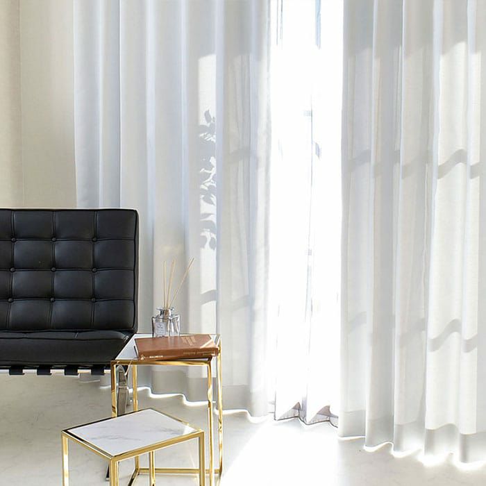きらきらとした光沢が特徴の白い遮光カーテン「スノーダスト