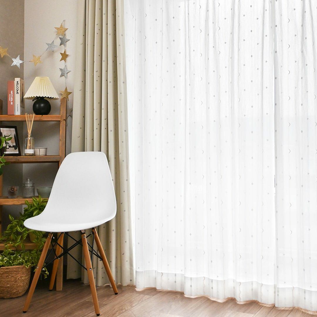 星と月柄の刺繍がかわいい高機能レースカーテン「アストロ