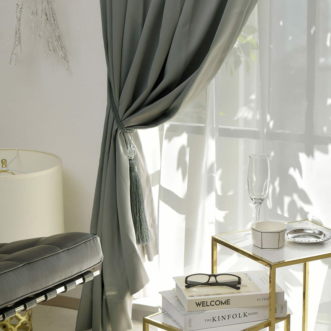 女性の一人暮らしにもピッタリなグレーの1級遮光カーテン | カーテン