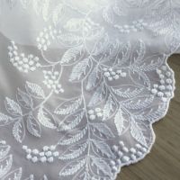 裾に豪華なリーフ模様。クラシックな寝室にぴったりの刺繍トルコレース