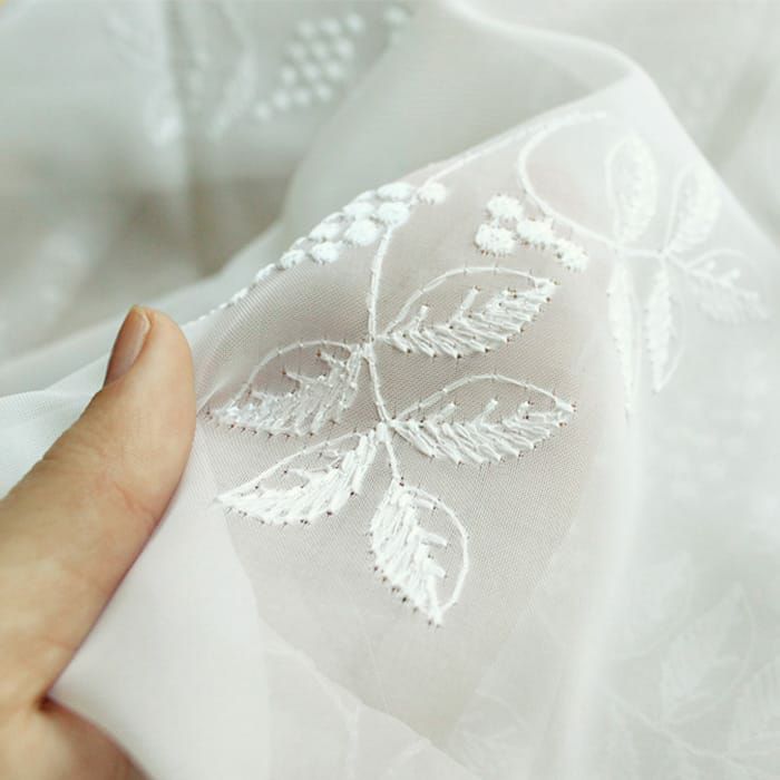 裾のリーフ模様が大胆。クラシックな寝室にぴったりの刺繍レース