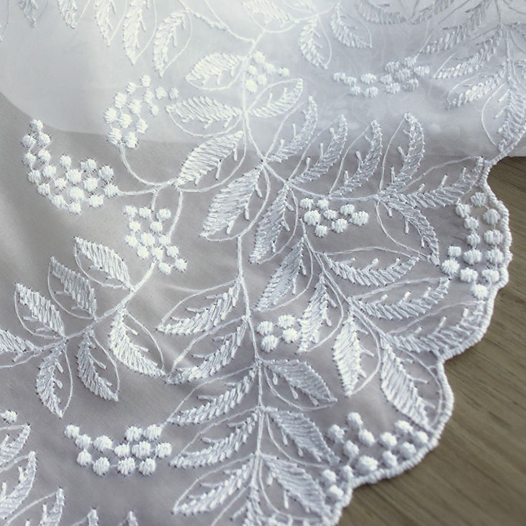 裾のリーフ模様が大胆。クラシックな寝室にぴったりの刺繍レース