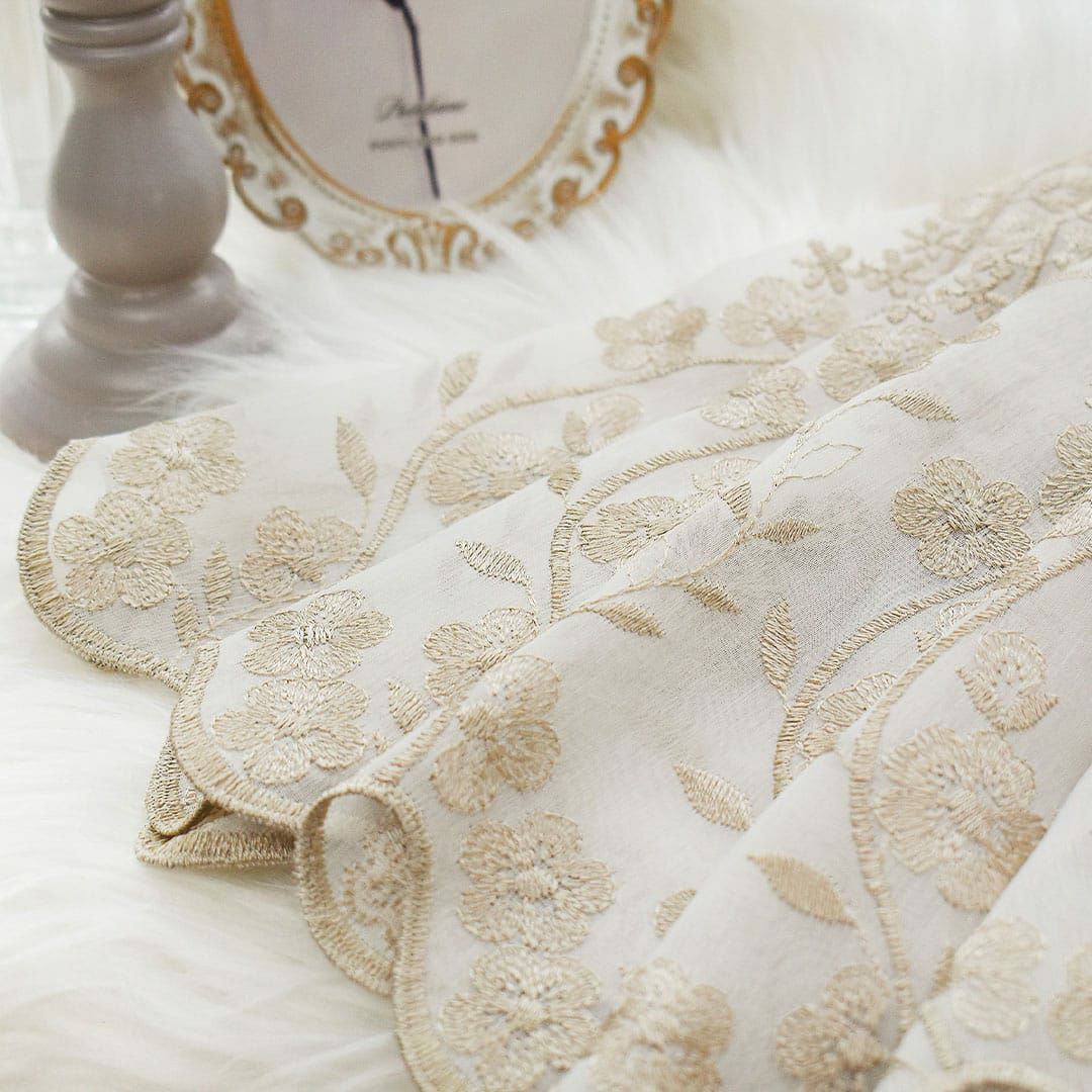 シャンパンゴールドのボタニカルデザインが美しい「フェリシア」。防炎