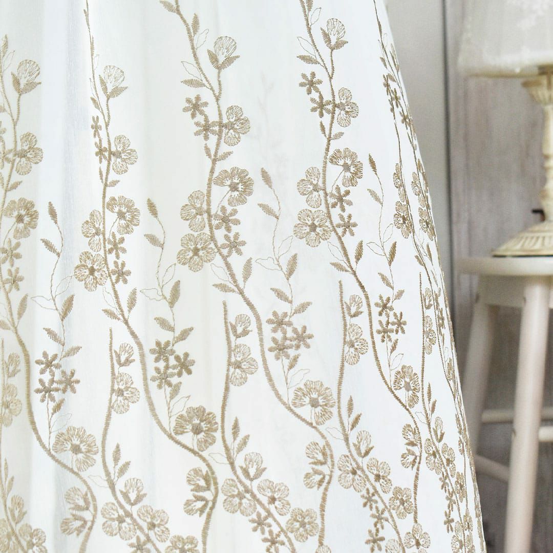 シャンパンゴールドのボタニカルデザインが美しい「フェリシア」。防炎