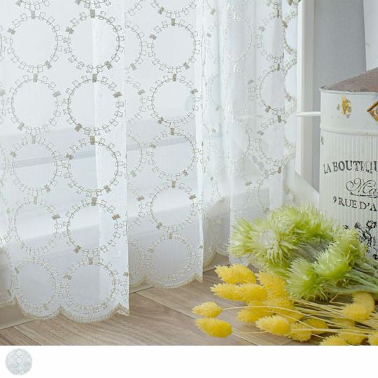 ラメ入りの刺しゅうが施されたサークル柄の刺しゅうが特徴のレース