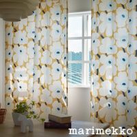 マリメッコの人気柄のミドルサイズのケシの花カーテン(ベージュ