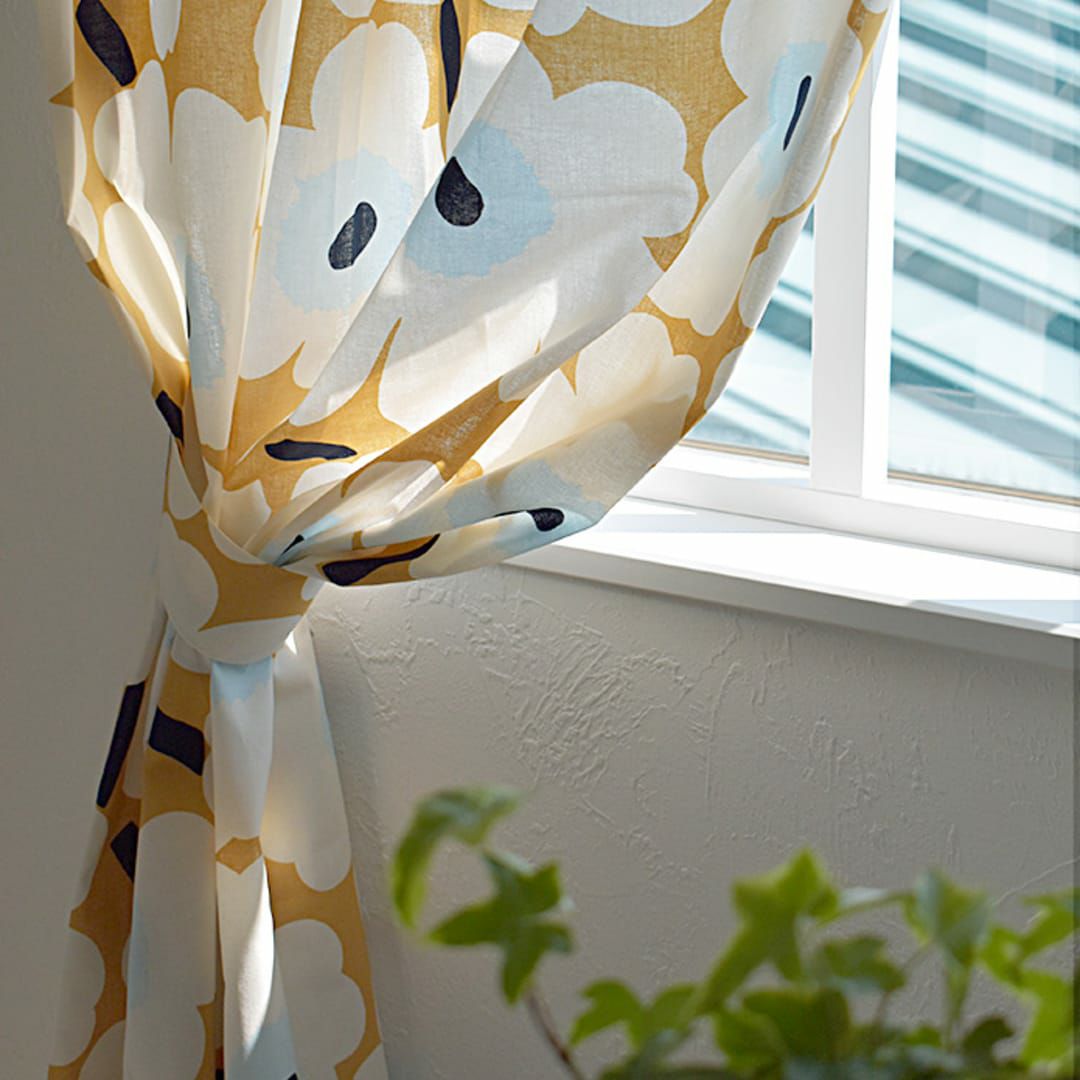 マリメッコの人気柄のミドルサイズのケシの花カーテン(ベージュ