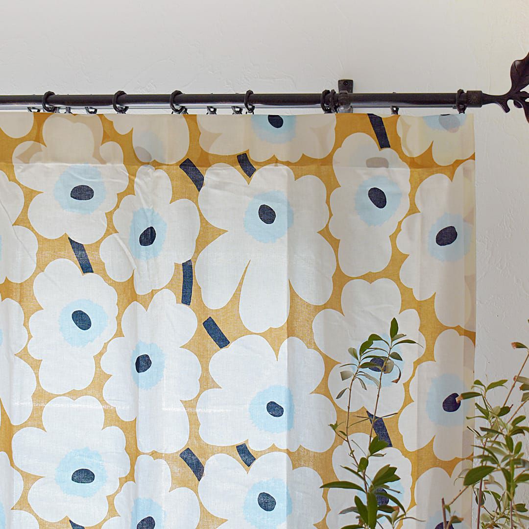 マリメッコの人気柄のミドルサイズのケシの花カーテン(ベージュ