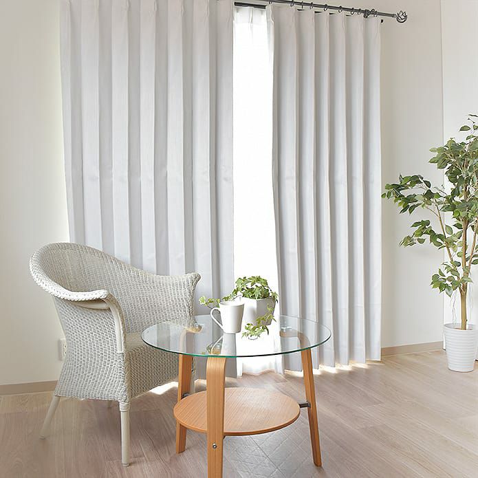 白地に立体に浮き上がる畝（うね）模様がアクセントのモダン完全遮光