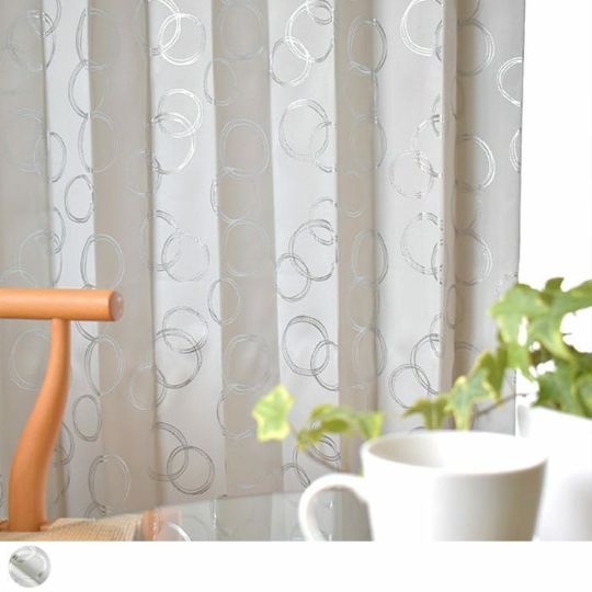 白地にシルバーのラメプリントで描くサークル柄完全遮光カーテン