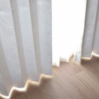 華奢なサークルラインが光で浮き上がる白い完全遮光カーテン「スリム