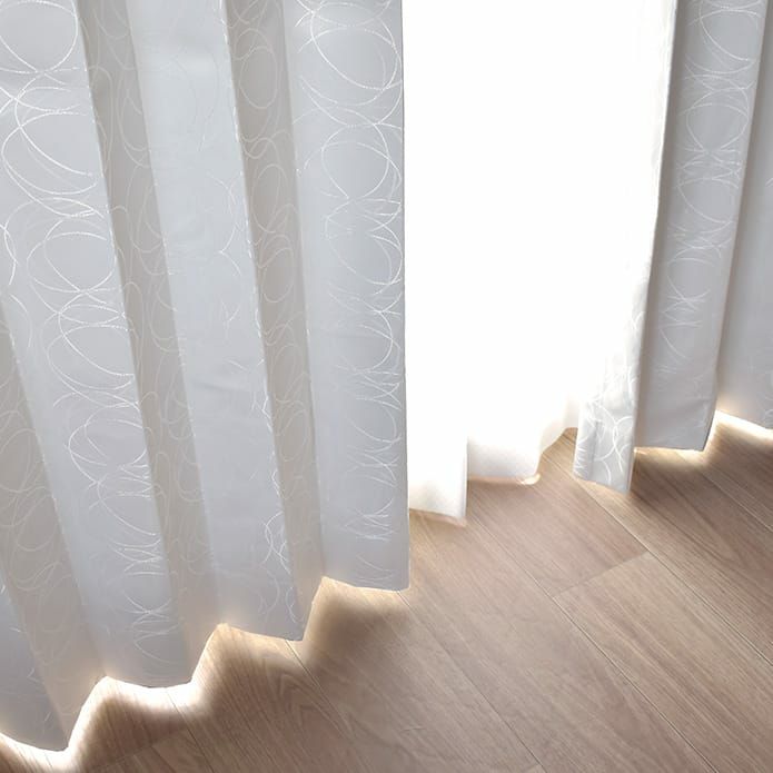 華奢なサークルラインが光で浮き上がる白い完全遮光カーテン「スリム
