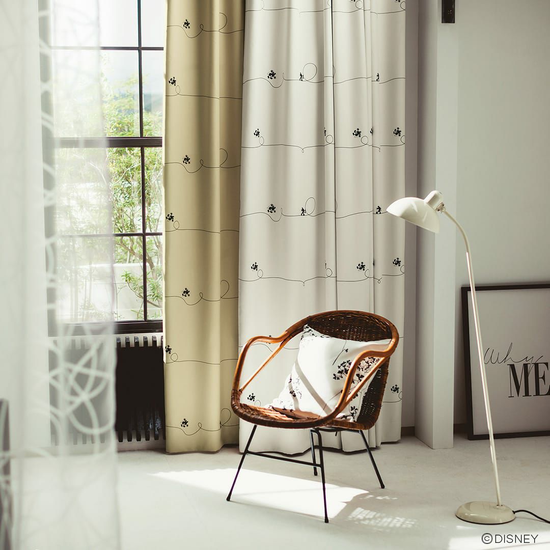ライン｜ミッキーシリーズの遮光カーテン。ラインの上をミッキーマウス