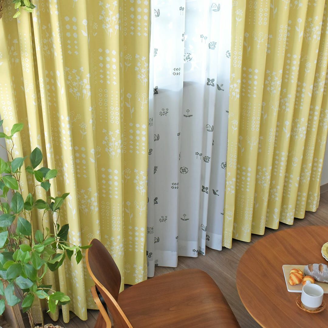 押し花｜野花を丁寧に並べたくすみイエローの遮光3級カーテン