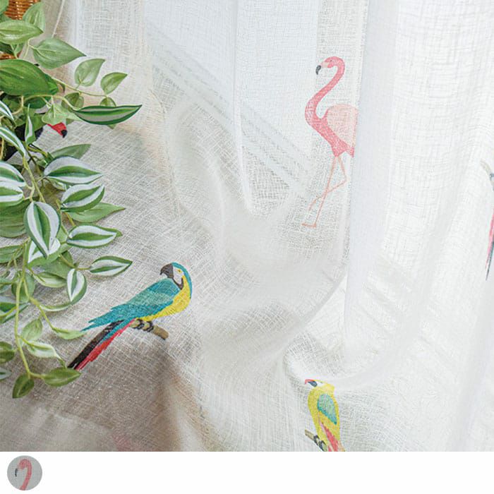 カラフルな鳥柄が描かれた天然素材風のUVカットレースカーテン