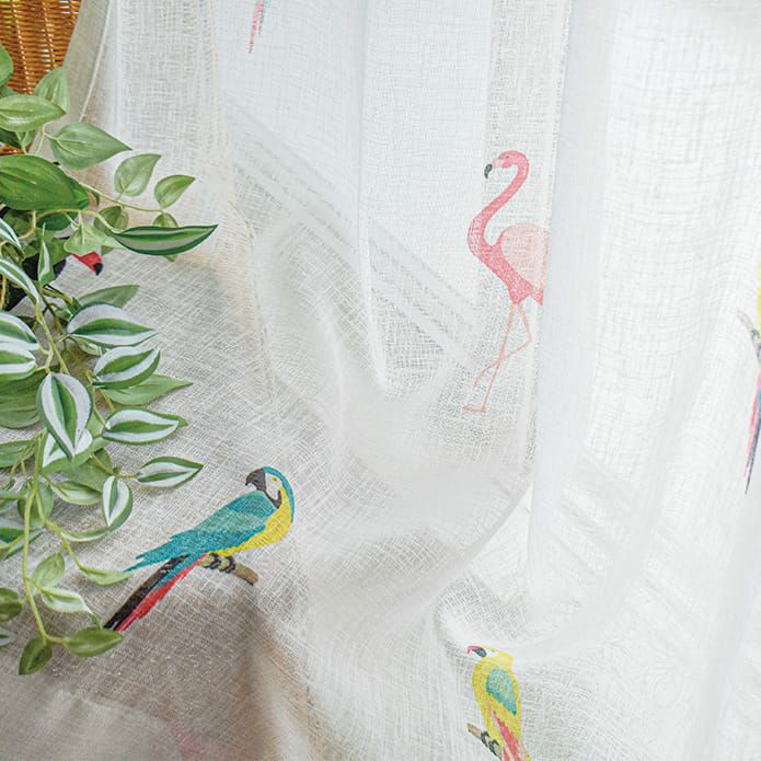 カラフルな鳥柄が描かれた天然素材風のUVカットレースカーテン