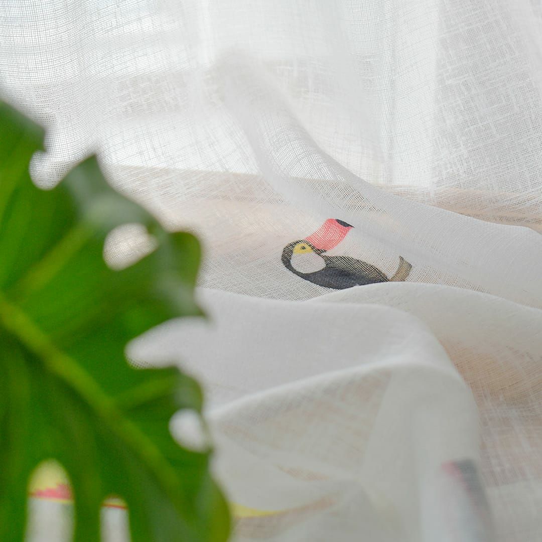 カラフルな鳥柄が描かれた天然素材風のUVカットレースカーテン