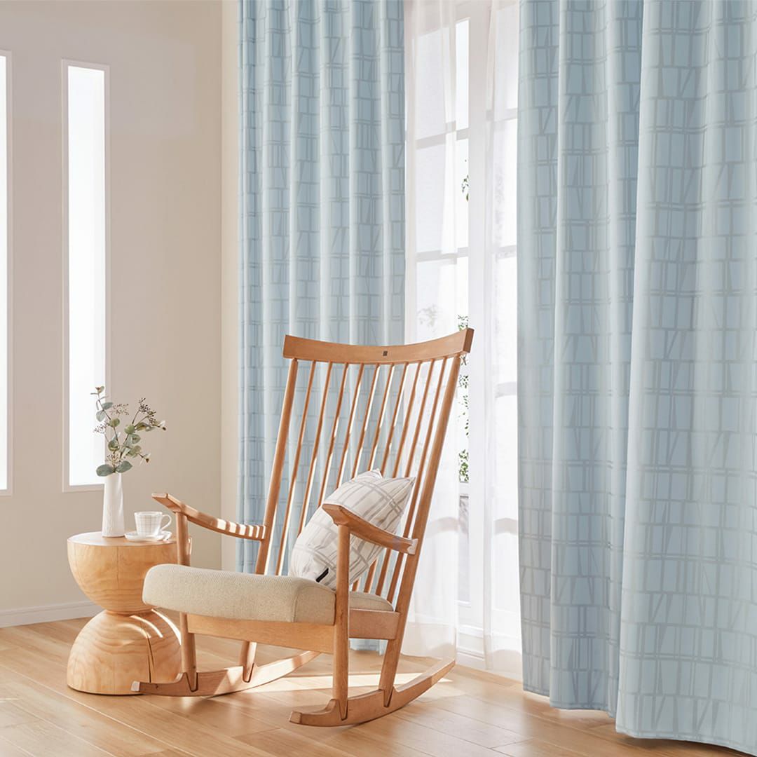 幾何学模様がプリントされた「コロナ遮光」で作る小窓にぴったりの