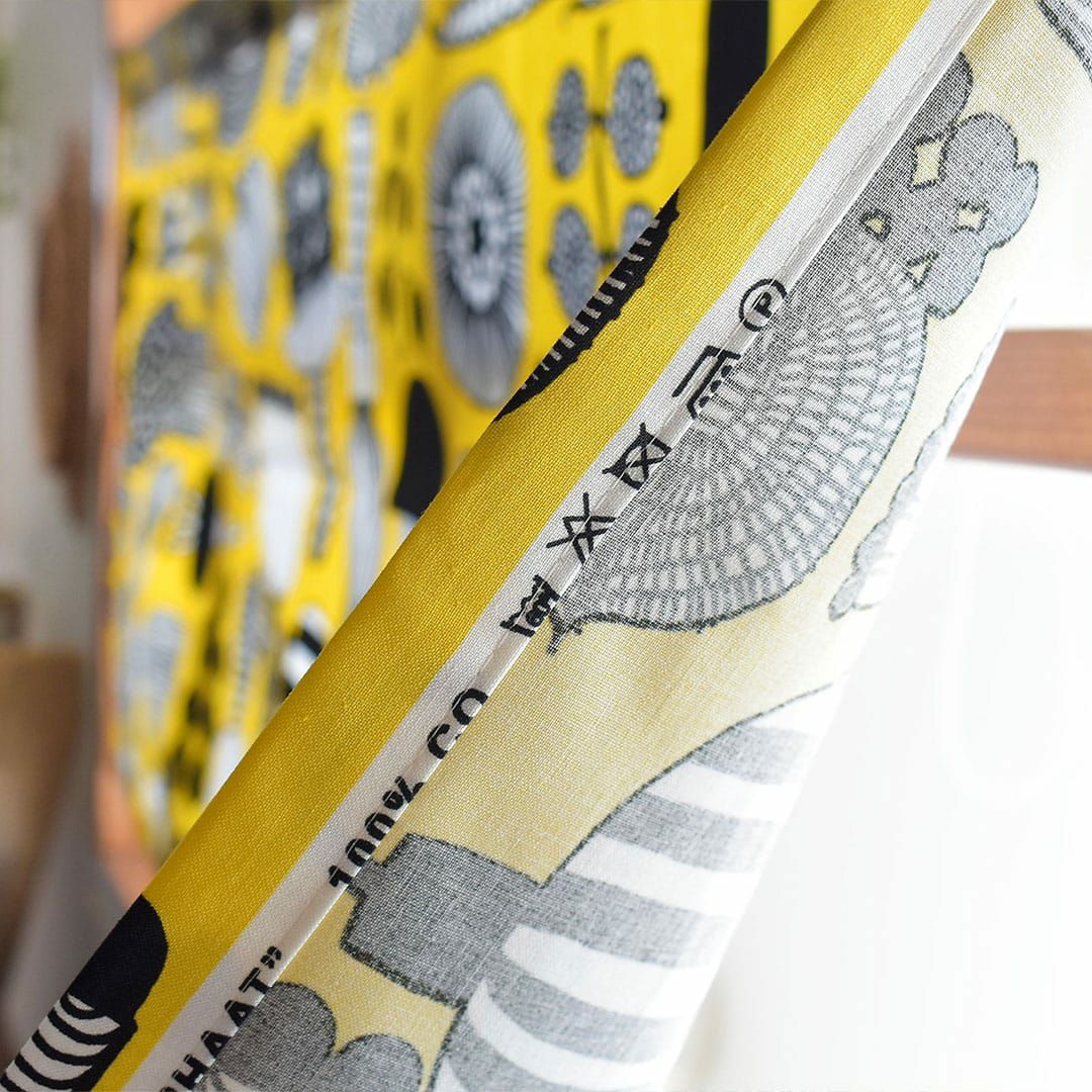 庭で育ったたくさんの草花や野菜が描かれたデザインのカフェカーテン