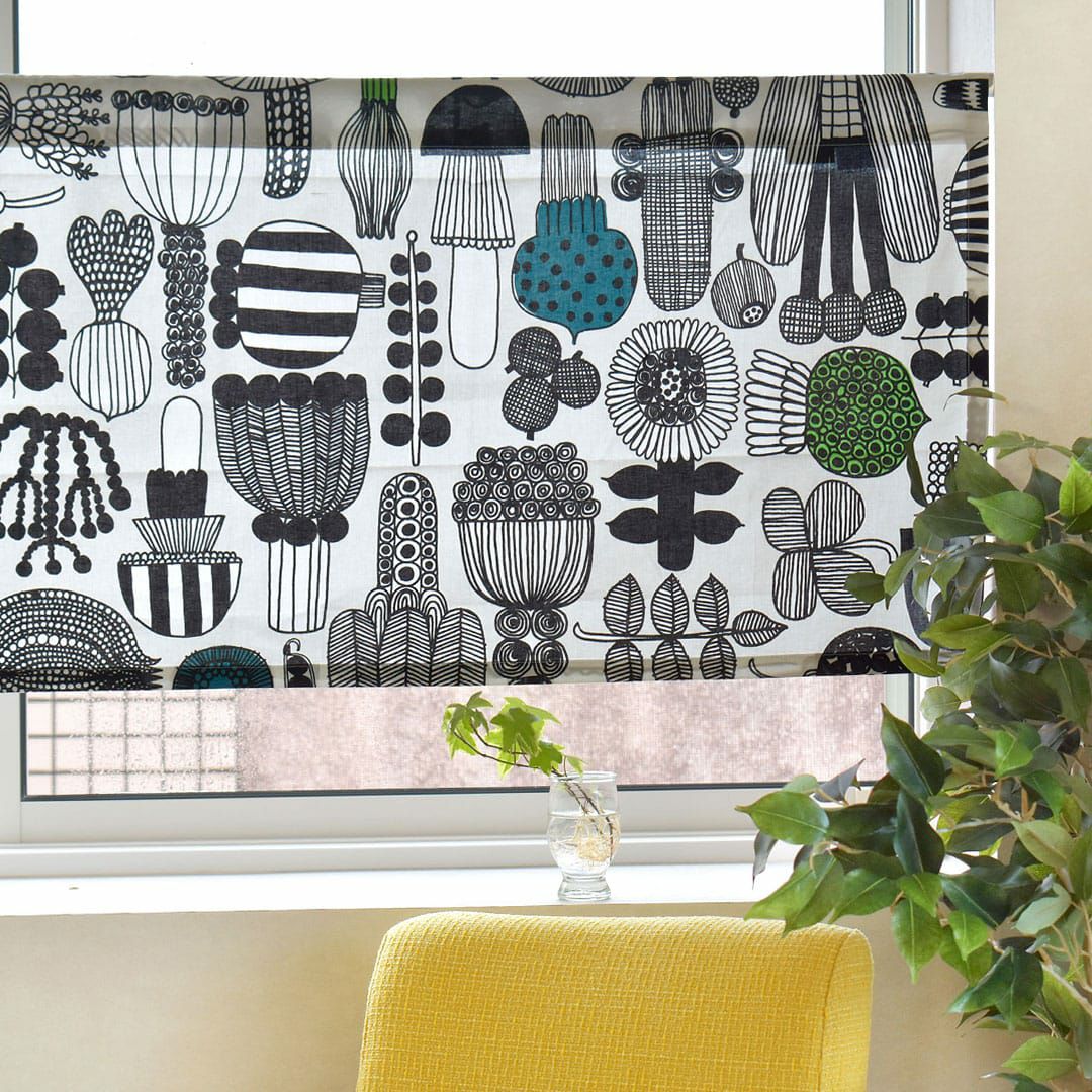 庭で育ったたくさんの草花や野菜が描かれたデザインのカフェカーテン