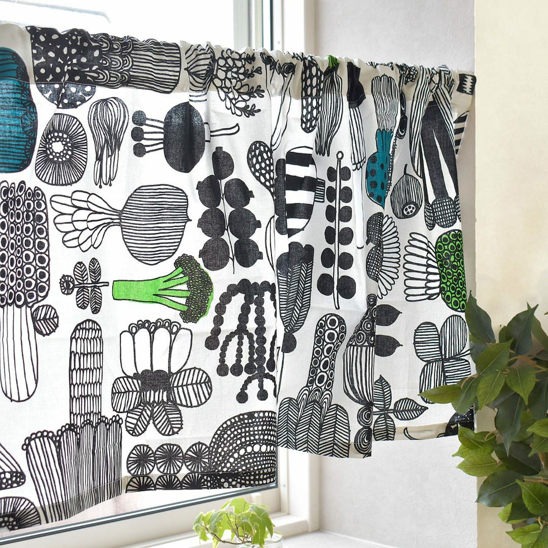 庭で育ったたくさんの草花や野菜が描かれたデザインのカフェカーテン
