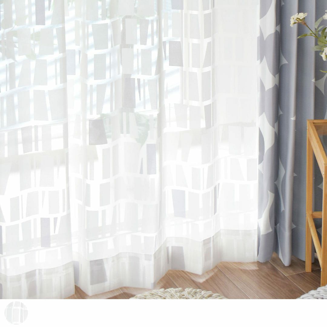 幾何学柄がドミノのように並ぶ北欧デザインのレースカーテン