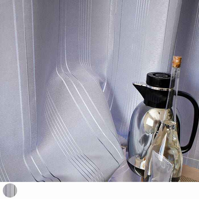 光沢のあるラインがきらめく、遮光カーテン「ラインシルバー