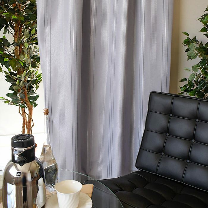 光沢のあるラインがきらめく、遮光カーテン「ラインシルバー