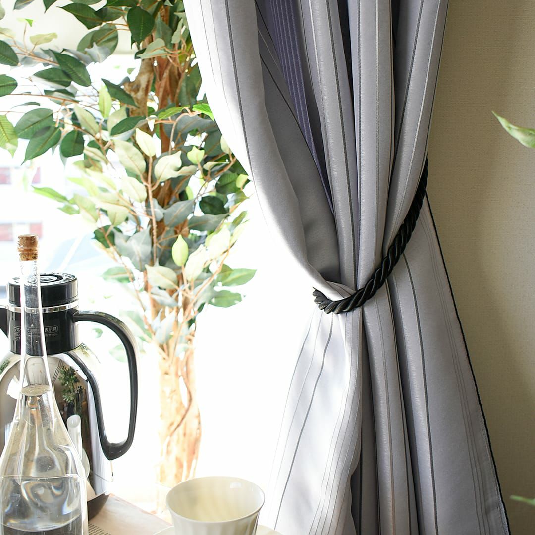 光沢のあるラインがきらめく、遮光カーテン「ラインシルバー