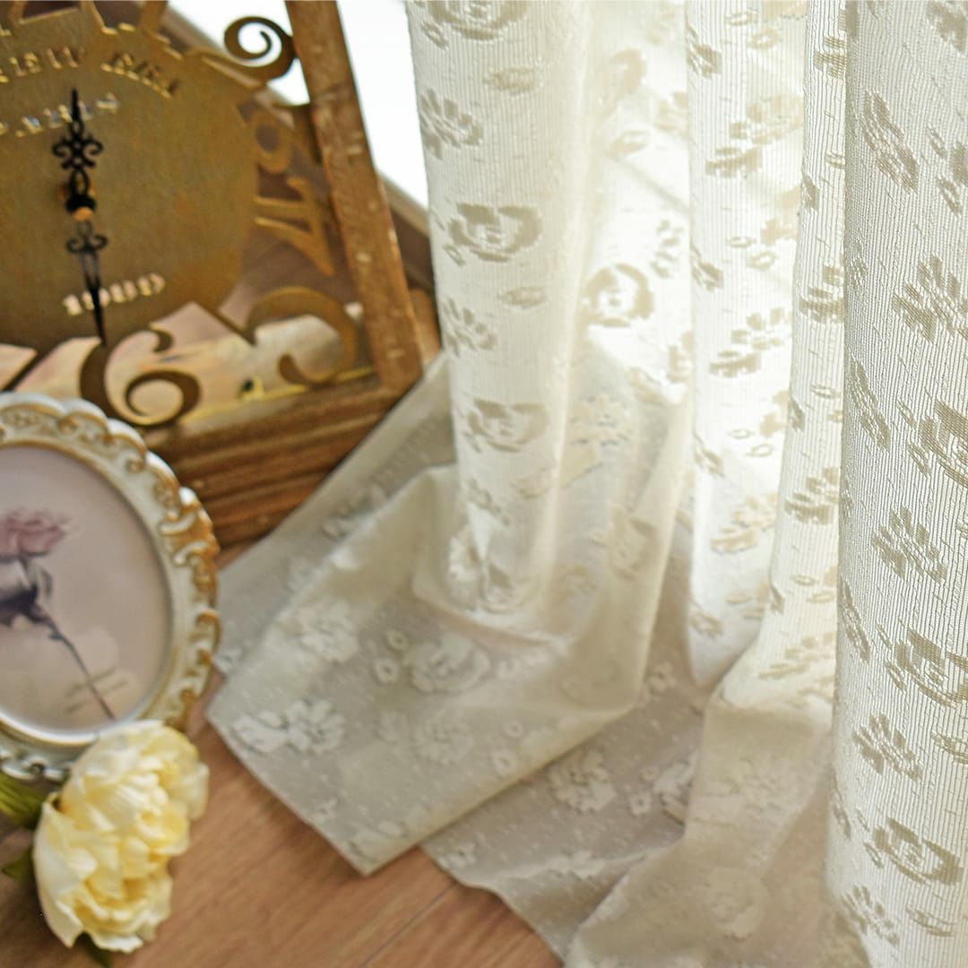 アイボリーの糸で編まれたバラ柄レースカーテン｜ボタニカレース