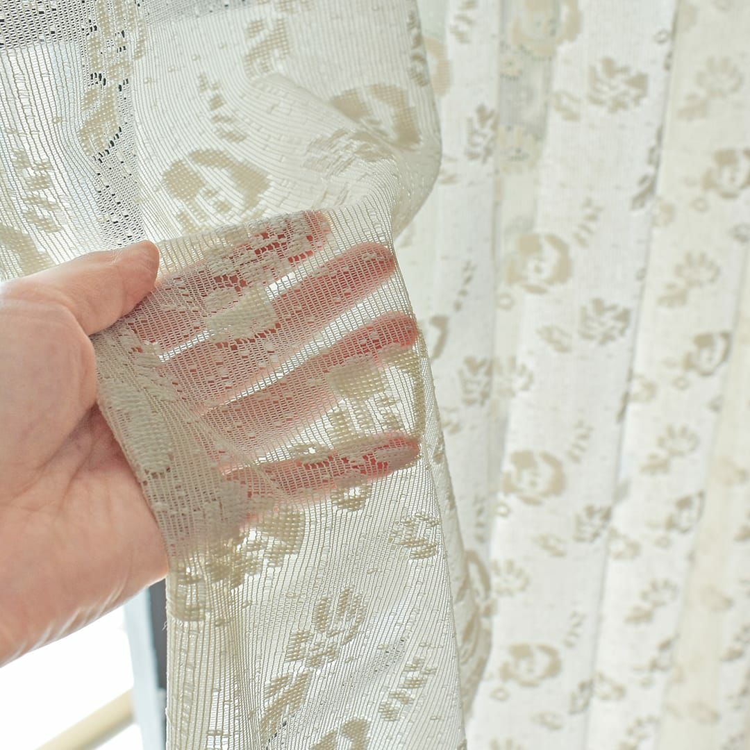 アイボリーの糸で編まれたバラ柄レースカーテン｜ボタニカレース